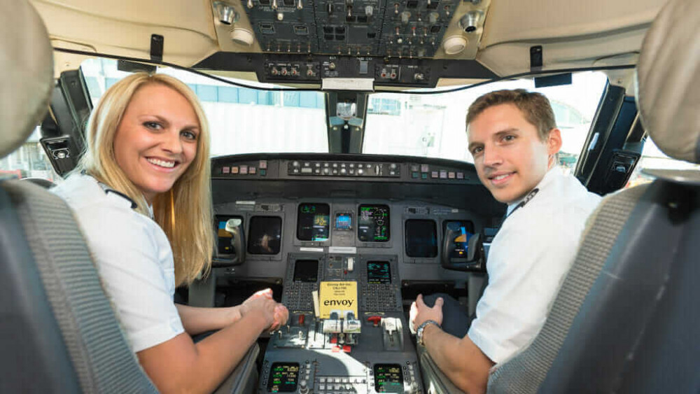 นักบินชายกับนักบินหญิง