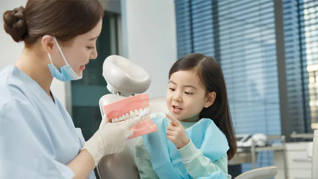 หมอฟันเล่นกับเด็ก
